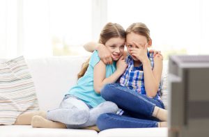 fille peur devant la télévision