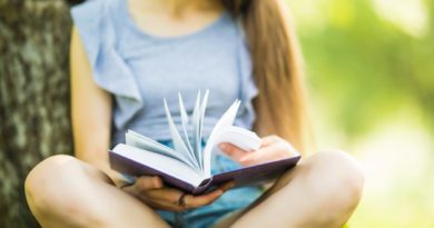 fille faisant de la lecture rapide dans le jardin