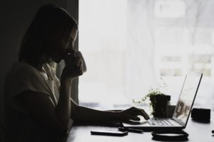 femme en télétravail