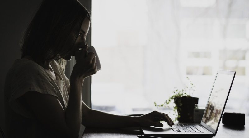 femme en télétravail