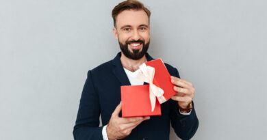 homme avec cadeau parfait entreprise
