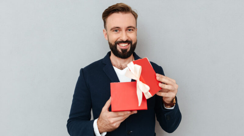 homme avec cadeau parfait entreprise