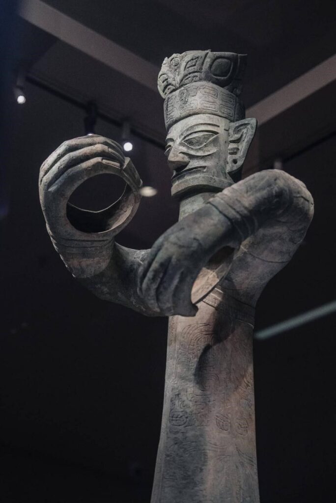Grande statue debout en bronze (Collection du musée de Sanxingdui)